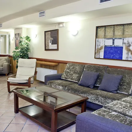 特里卡宾纳酒店