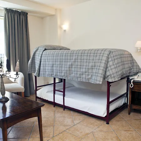 特里卡宾纳酒店 2*