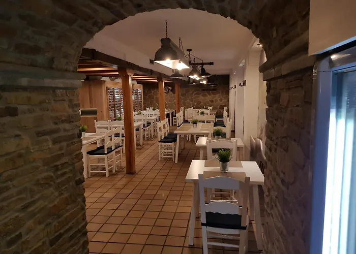 特里卡宾纳酒店 2*