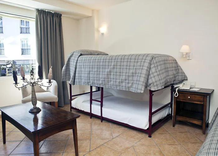 特里卡宾纳酒店 2*